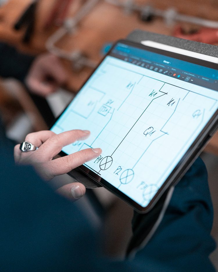 Ausbilder erklärt Schaltkreise auf einem Tablet