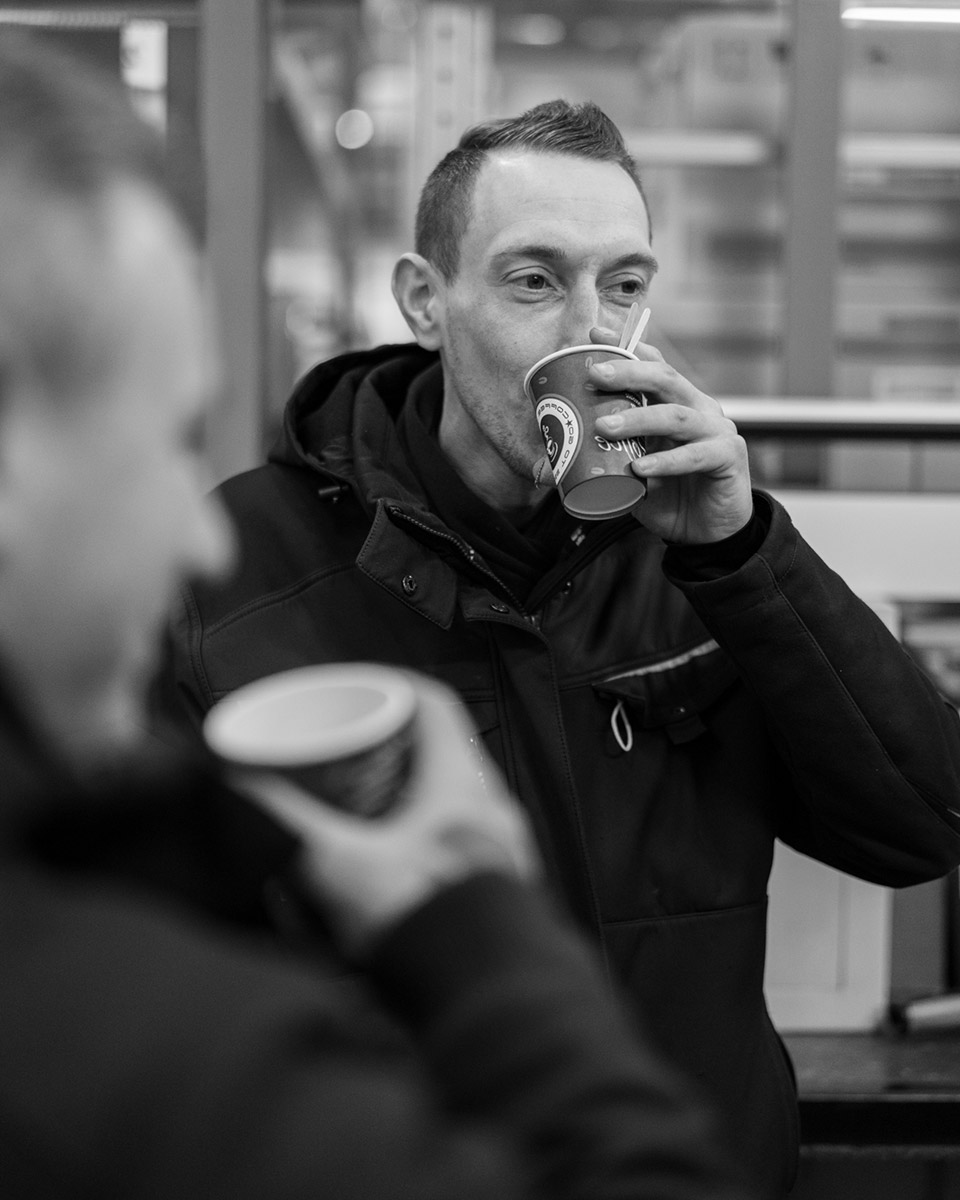 Handwerker trinkt Kaffee in der Mittagspause